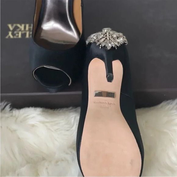 BADGLEY MISCHKA- WOMEN'S KIARA EMBELLISHED PEEP-TOE PUMP- BLACK…Size 5.5M - Picture 6 of 7